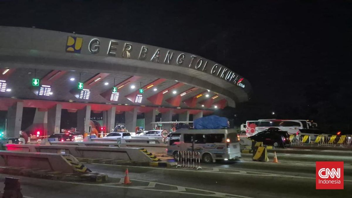 Traffic Surge at Cikupa Toll Gate in Tangerang Towards Merak