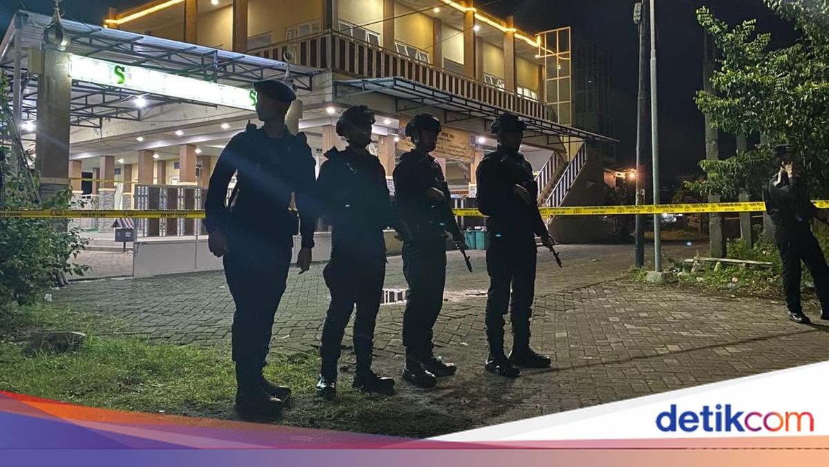 Gegana Team Investigates Scene of Mosque Explosion in Jember, East Java