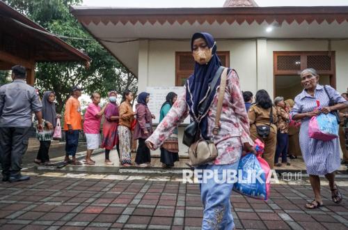 Solo City Government Distributes Basic Goods Assistance to Lighten Residents' Burden Before Lebaran