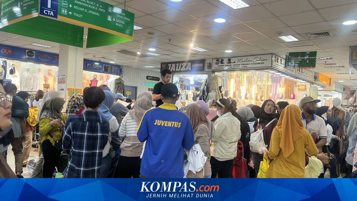 Crowding at Tanah Abang Market as Eid Approaches, Filled with Shoppers Hunting for New Clothes