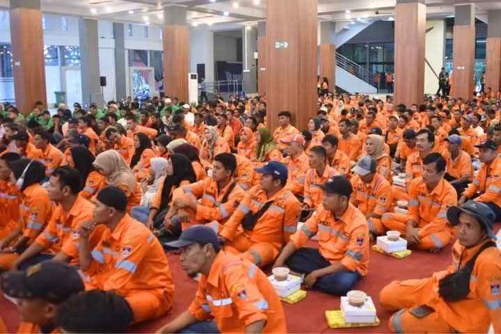 Orange Squad sanitation workers in Padang City continue work throughout Eid holiday