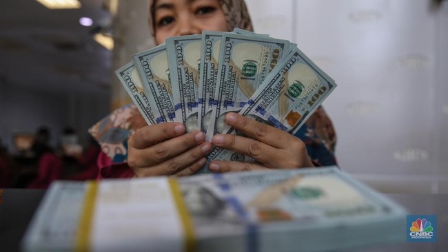 Dollar Approaches Rp17,000/USD; Airlangga: Indonesian Economy Solid