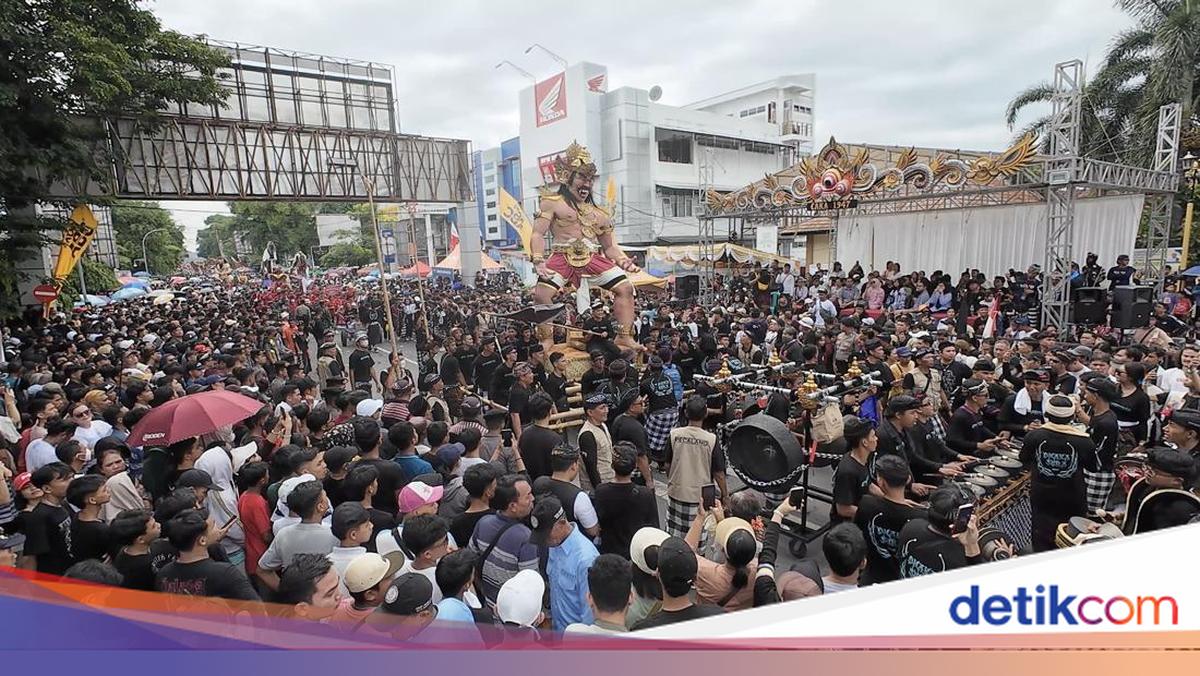 Mataram Police Map Alternative Routes During Ogoh-Ogoh Procession on Pejanggik Road