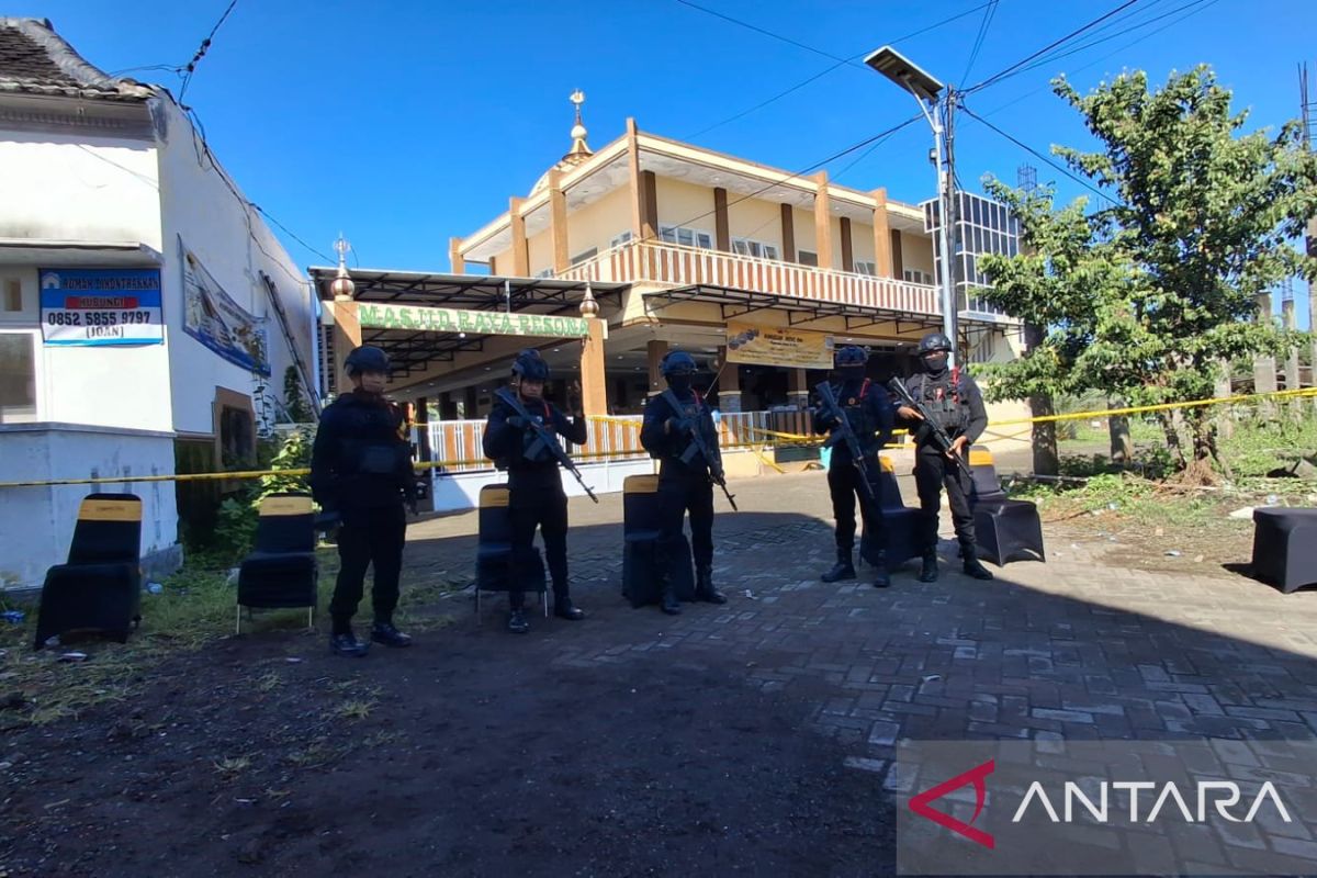 Bomb disposal and forensics teams investigate explosion at Jember mosque