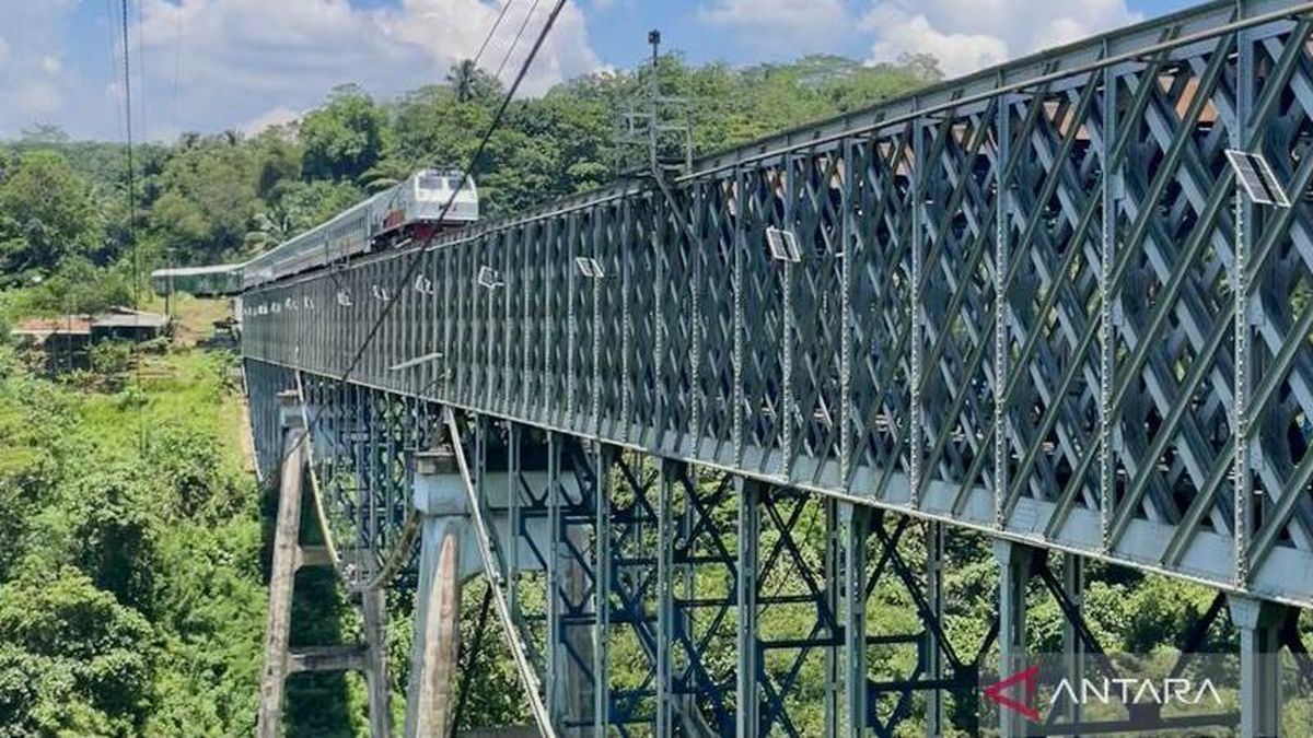 The Experience of Homeward Travel Across the Railway Bridge at Cirahong, Tasikmalaya