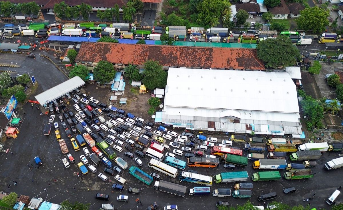 Mudik Surge: Vehicle Influx Triggers Severe Congestion at Gilimanuk