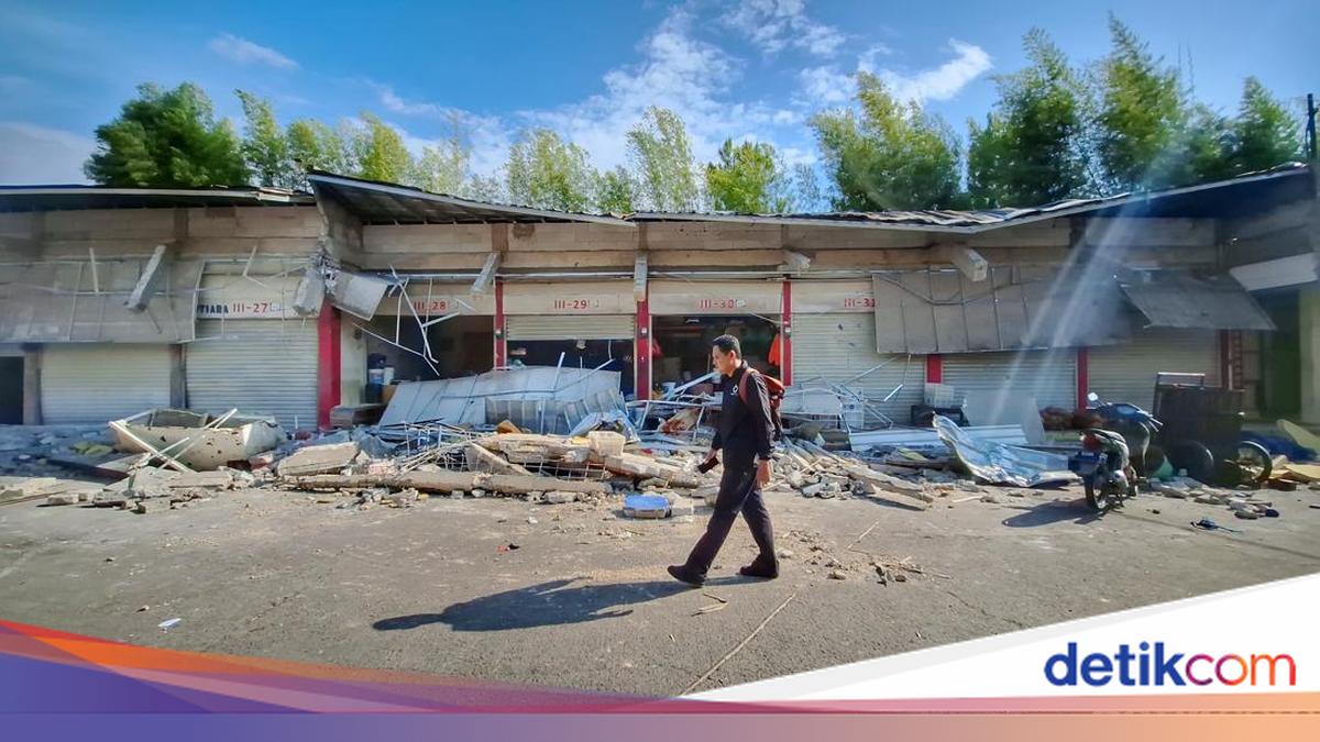 Market Ceiling Collapses in Bandung Regency, One Person Killed