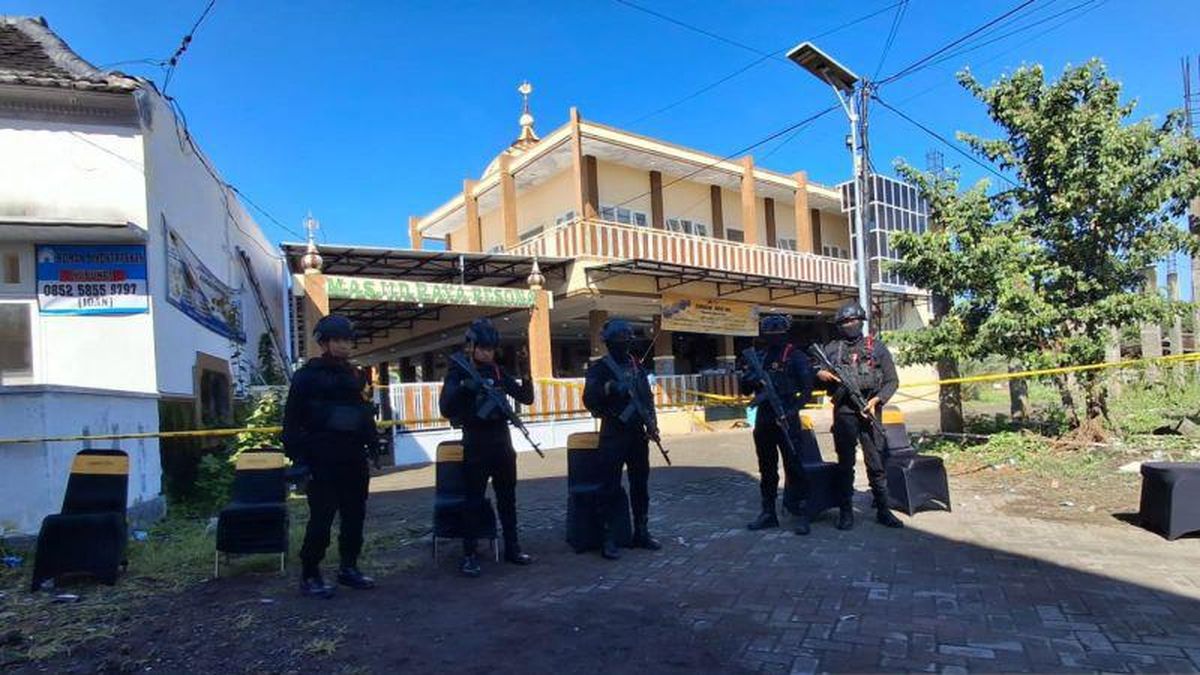 Bomb Disposal Team Investigates Scene of Explosion at Jember Mosque