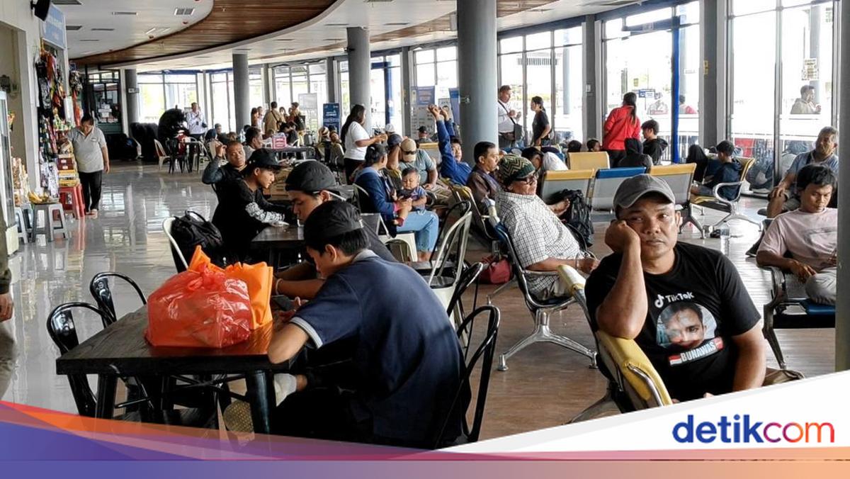 Homebound Travellers Flood Mengwi Terminal Today