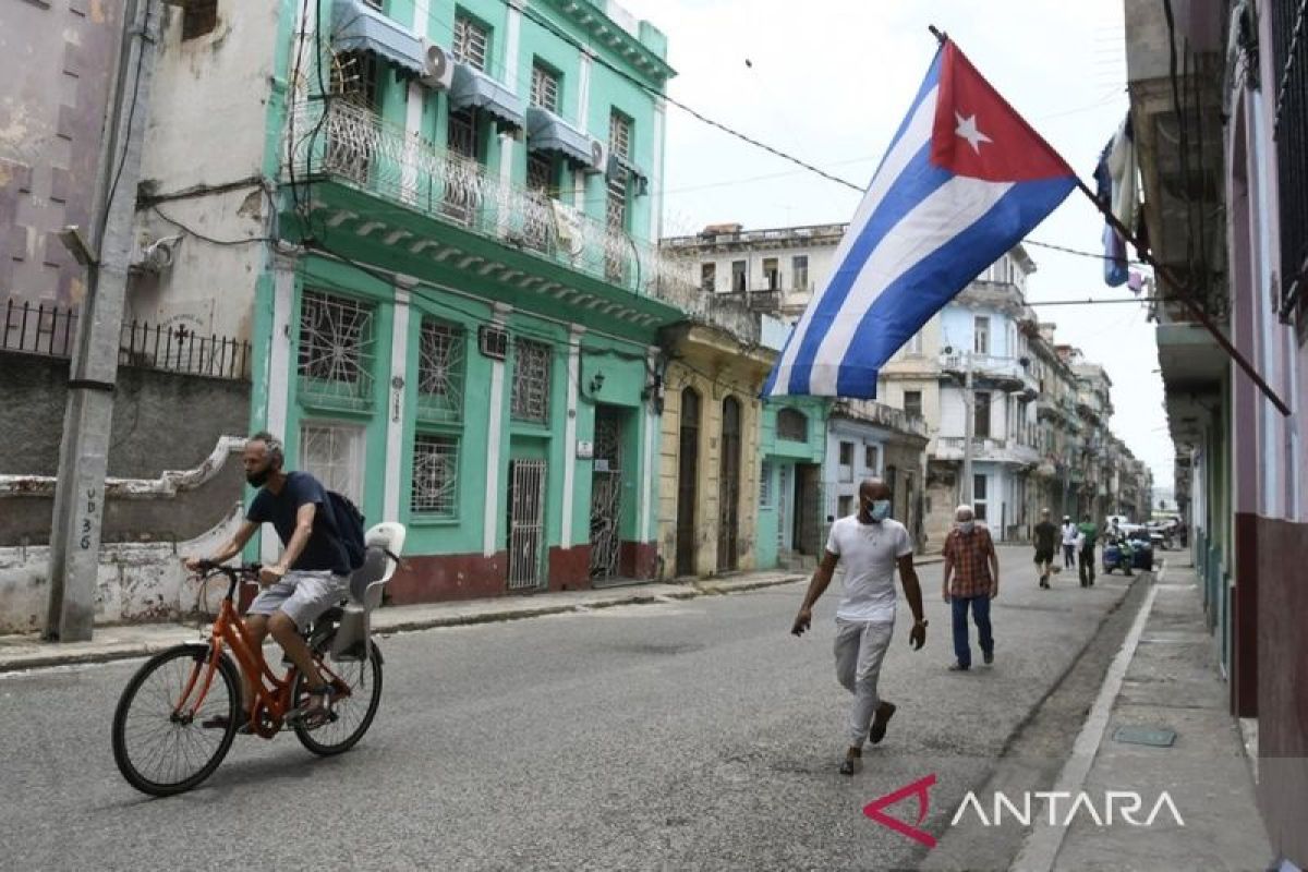 Trump claims he could "take over" Cuba