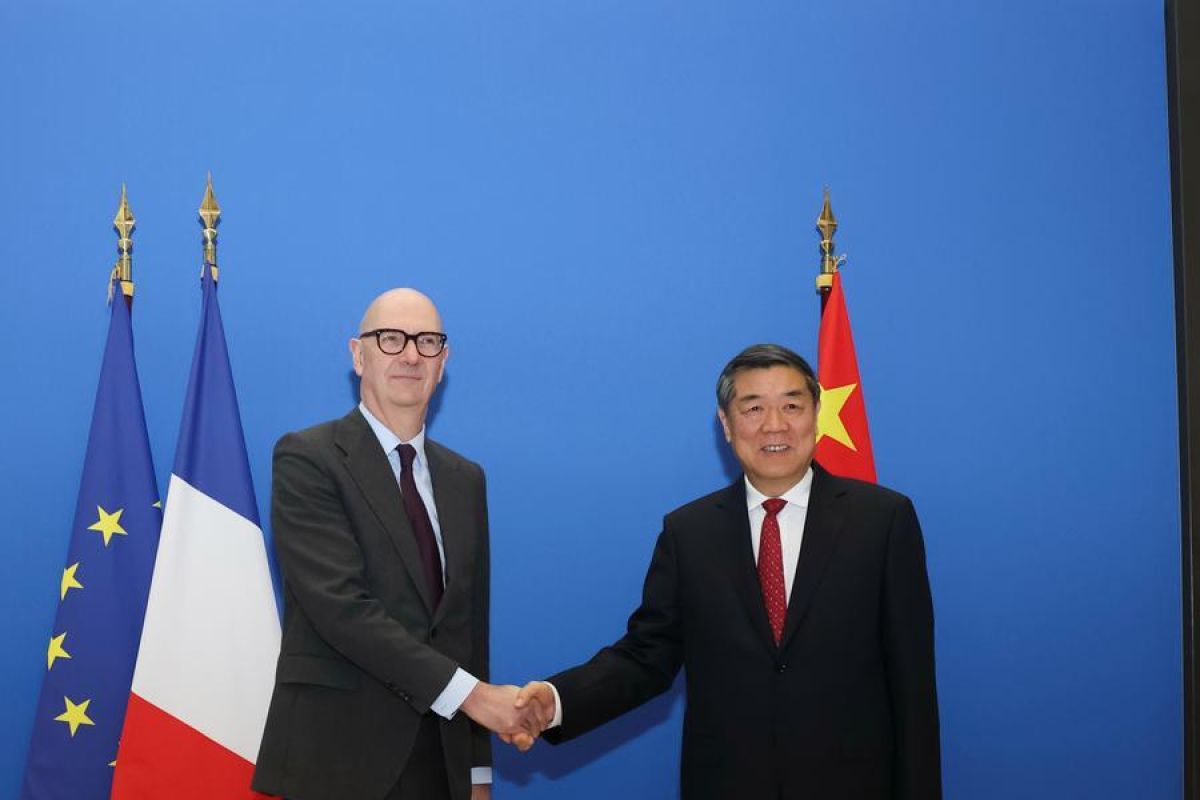 China and France Agree to Deepen Economic and Financial Cooperation