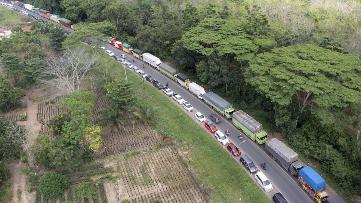 Severe Traffic Congestion on Palembang-Jambi Route Following Truck Axle Failure