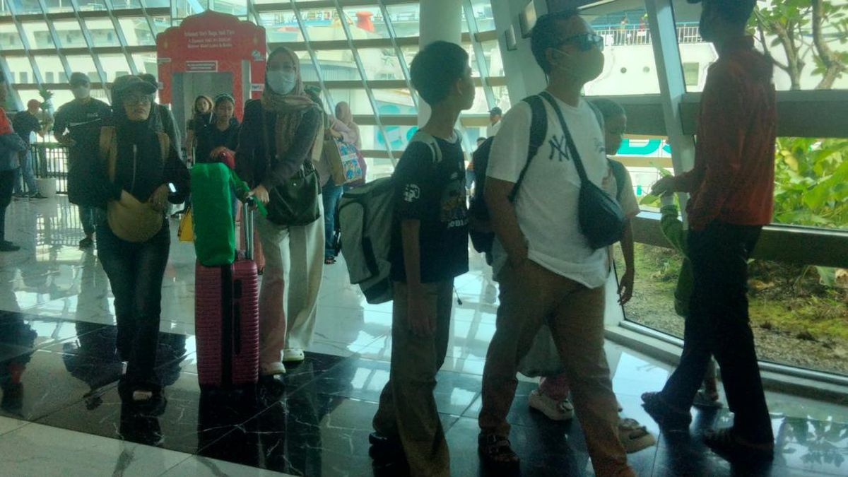 Early Returning Holidaymakers from Java Begin Arriving at Bakauheni Port