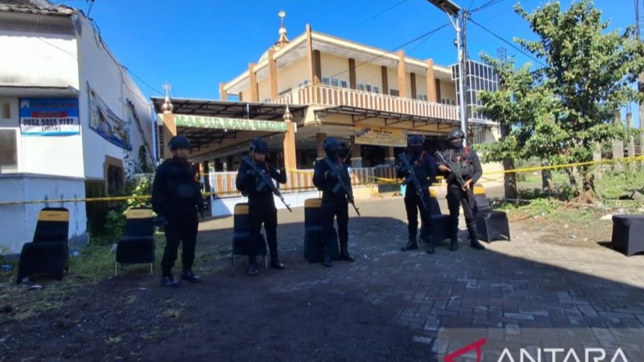 Brimob Maintains Strict Scene of Crime Control at Jember Mosque Hit by Explosion