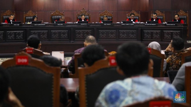 Constitutional Court Strikes Down Lifetime Pension Law for State Officials