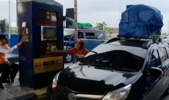 Four Days Before Eid 2026, E-Toll Balance Shortage Phenomenon Still Occurring at Pejagan Toll Gate, Queues Snaking