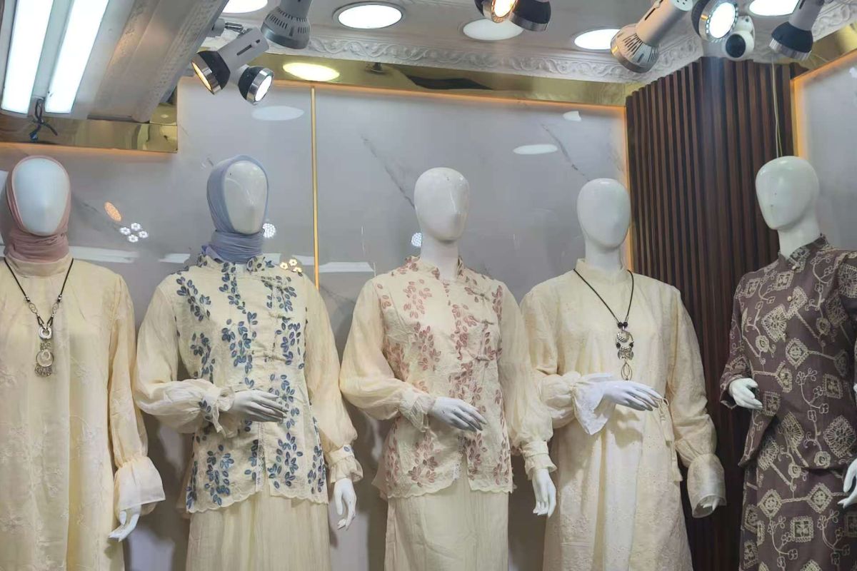 Chinese cheongsam fashion dominates Indonesian Eid 2026 clothing trends