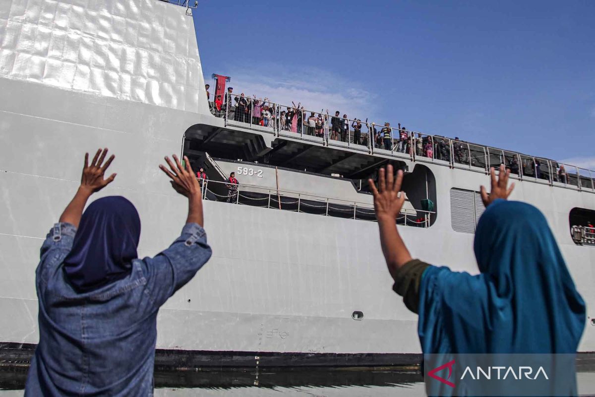 KRI Banda Aceh-593 deployed to transport thousands of homebound migrants from Jakarta free of charge