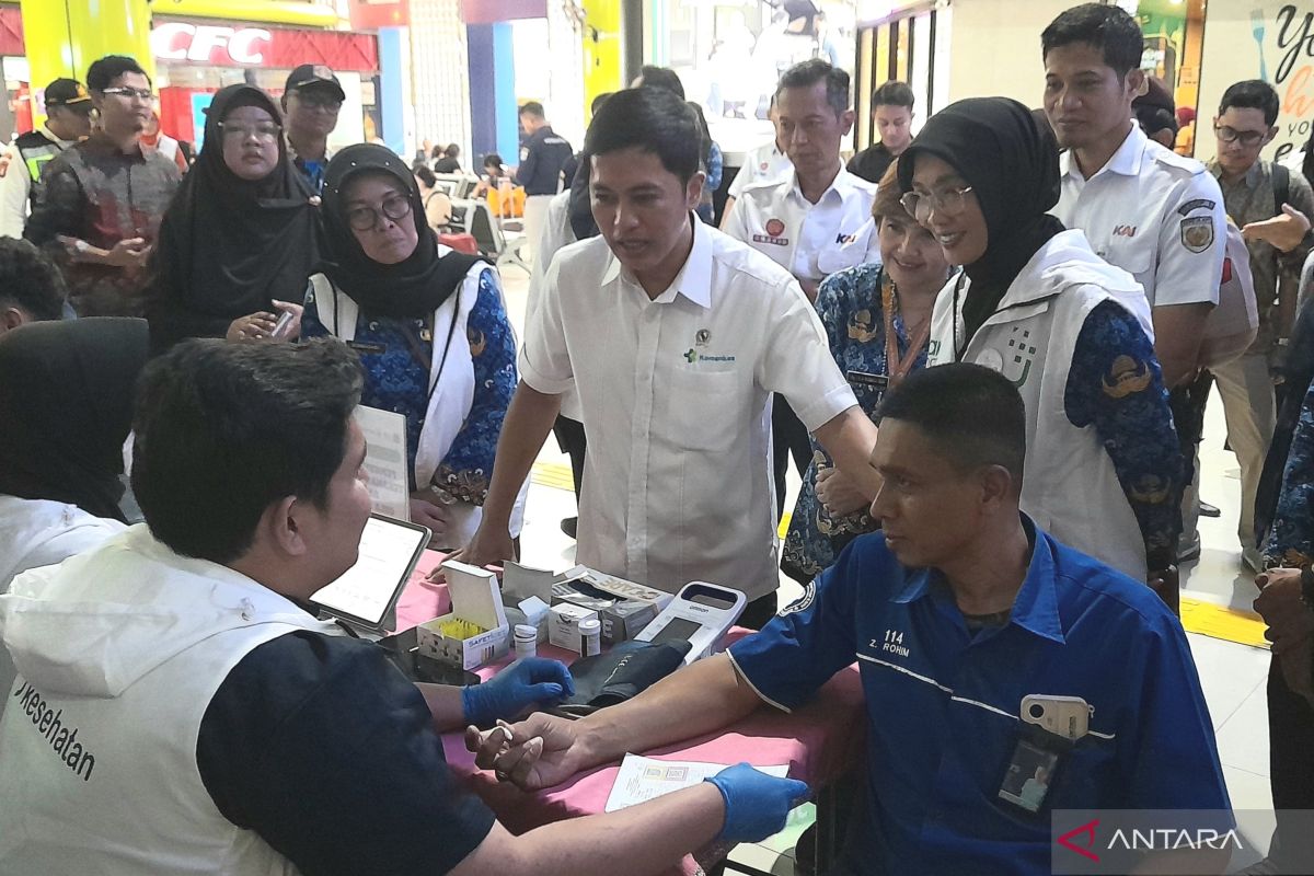 Deputy Health Minister: 121 Gambir Station Staff Meet Health Standards to Serve Mudik Travellers