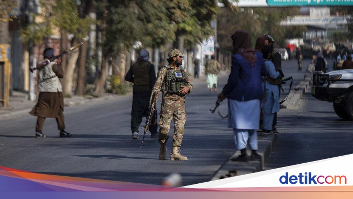 Afghanistan Accuses Pakistan of Attacking Hospital, 400 Dead