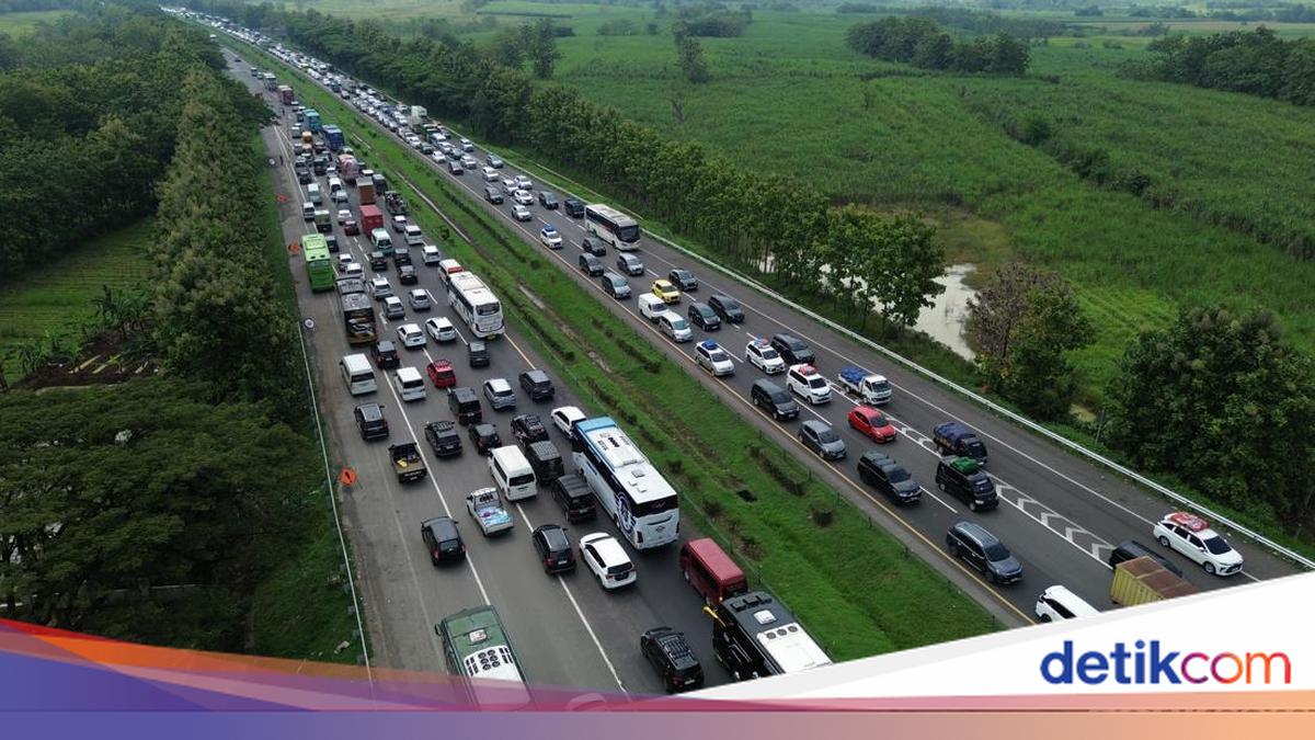 Thousands of Vehicles Exit Cipularang Toll Road Ahead of 2026 Mudik Peak