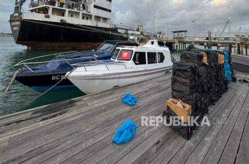 Batam Customs Seize 1.12 Million Illegal Cigarettes from Unmanned Speedboat on Panjang Island