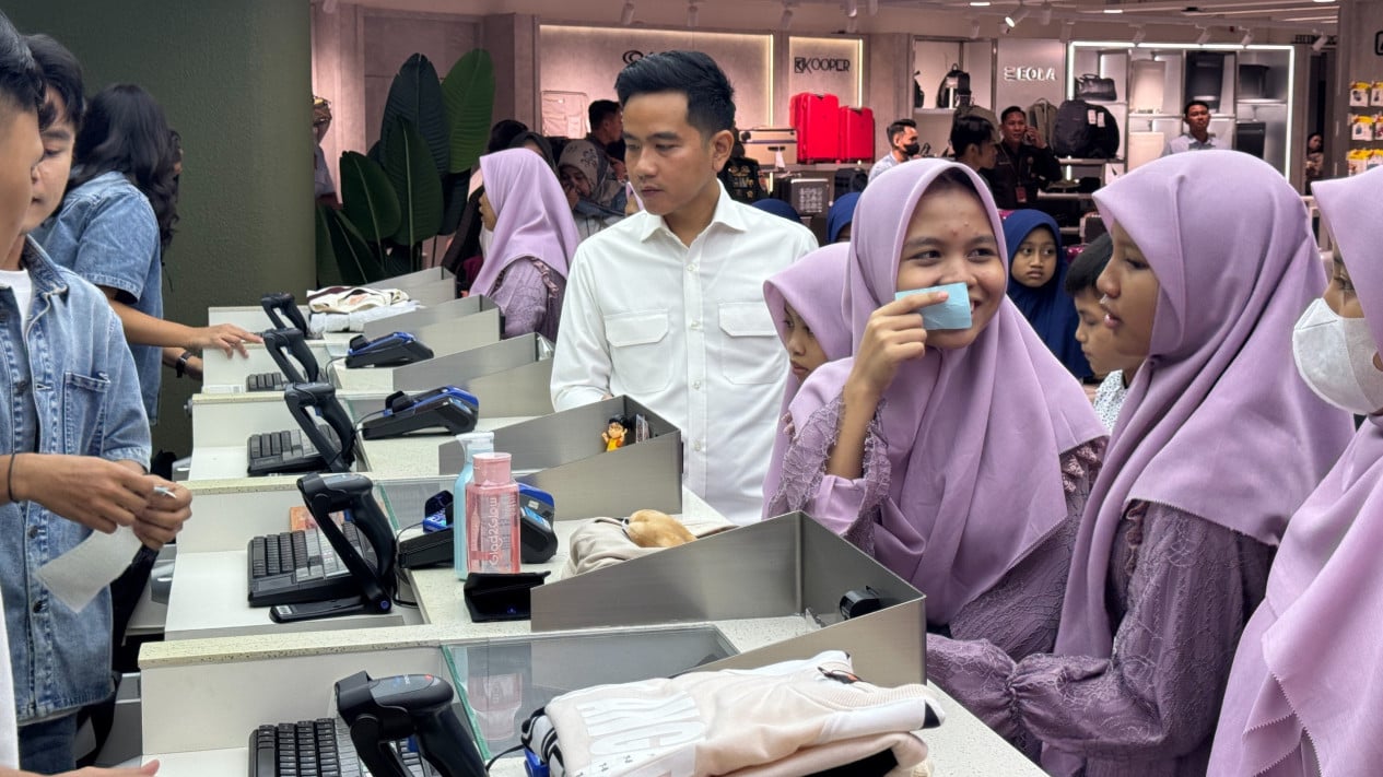 Vice President Gibran Takes Children from Children's Home Shopping at Blok M Ahead of Eid