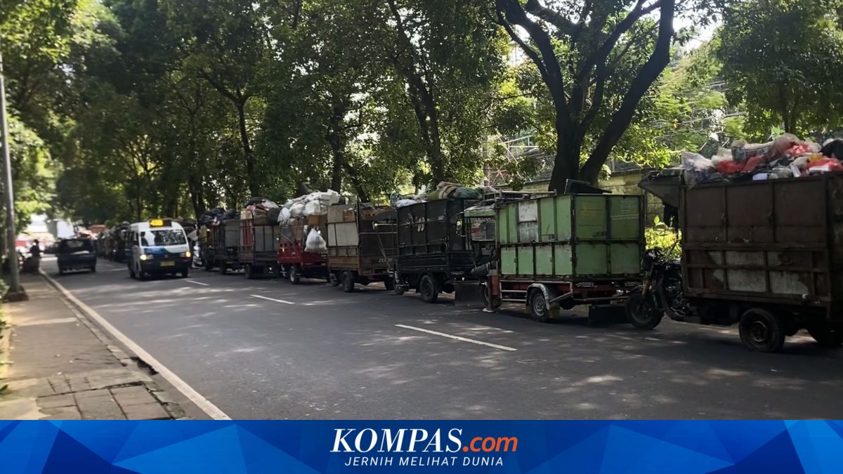 Long Queues of Waste Carts Pile Up in Rawajati, South Jakarta, Amid Foul Stench