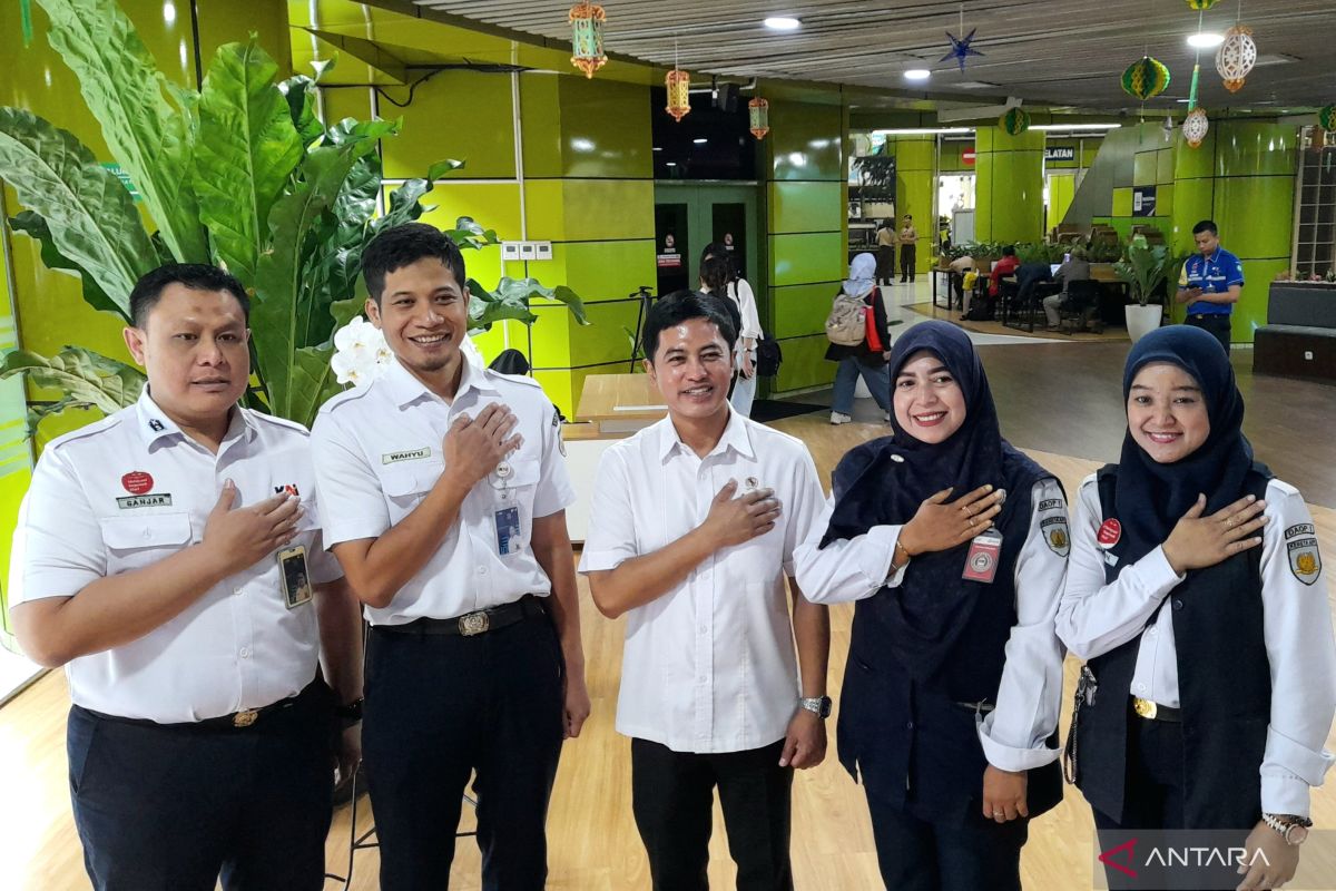 Deputy Health Minister finds many migrants experiencing hypertension at Gambir Station