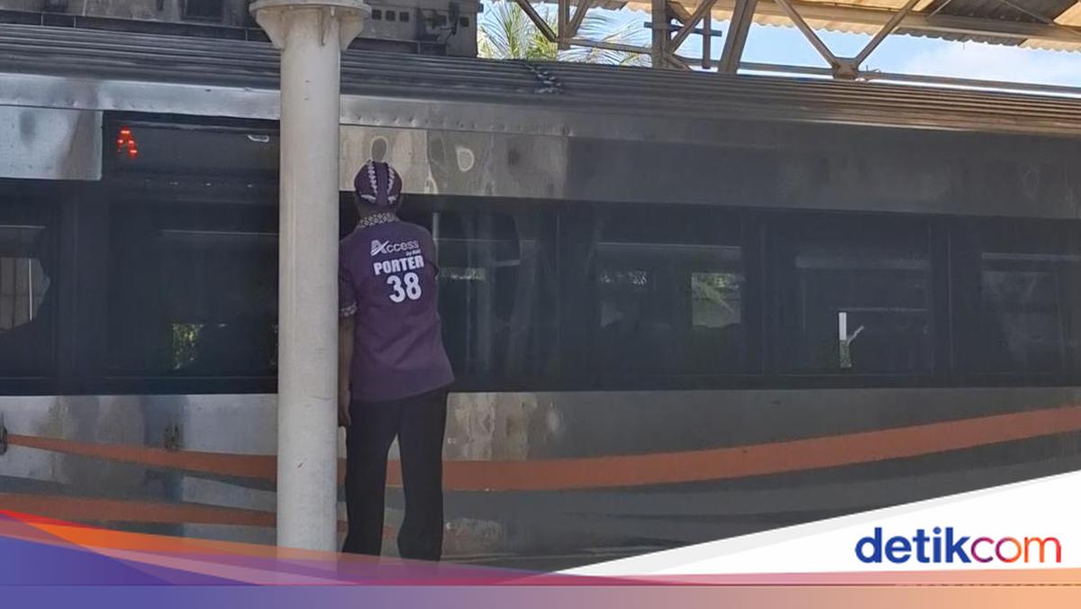 Porter's Loneliness Complaint at Tugu Station Amid the Hustle of Homebound Travellers
