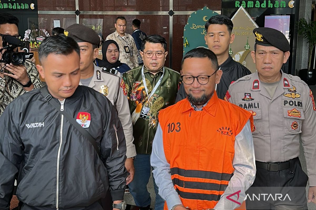 Gus Alex arrested by the Corruption Eradication Commission, following former Religious Affairs Minister