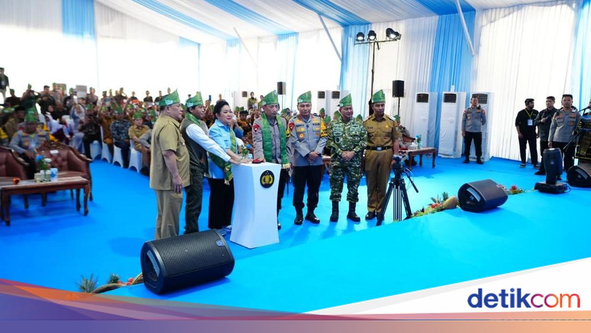 Titiek Soeharto Commends National Police Force for Building 110 Bridges in Riau Province