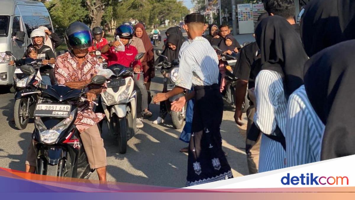 Students of Aceh Besar Public School Distribute Free Breaking-of-Fast Meals