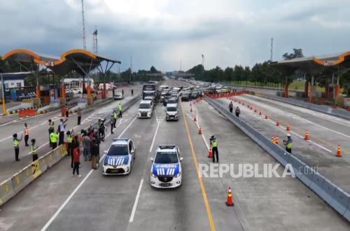 Traffic Police Implement One-Way Segment on Trans Java Toll Road