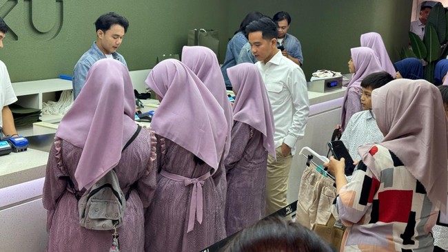 Ahead of Eid, Gibran Shops for New Clothes with Orphanage Children in Blok M