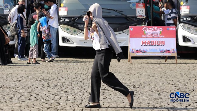 Jakarta Residents Shelter from Intense Heat as Skies Remain Thin with Cloud