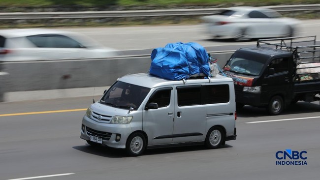 Returning Travellers Heavily Load Vehicles with Luggage on Car Roofs as Lebaran Holiday Approaches