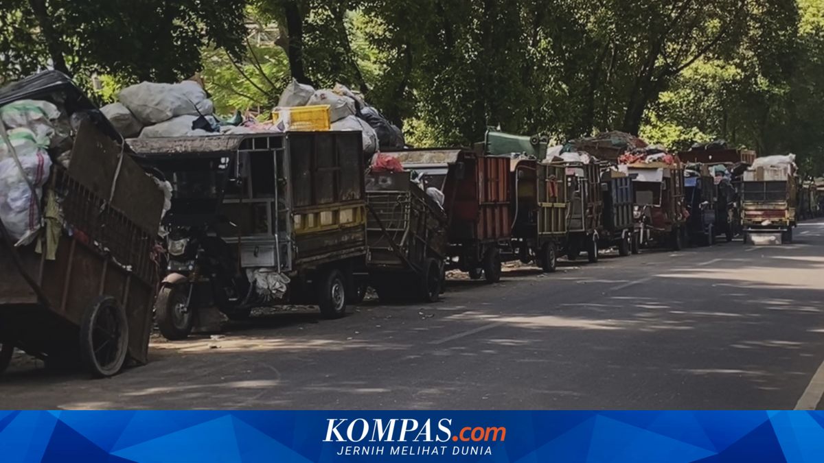 Waste Carts Queue at Rawajati Transfer Station Following Bantargebang Landslide