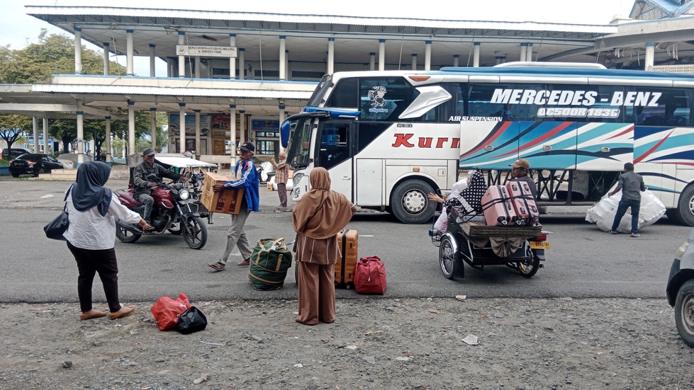 Aceh Migrants Begin Returning Home for Eid Holiday under "Woe U Gampoeng" Tradition