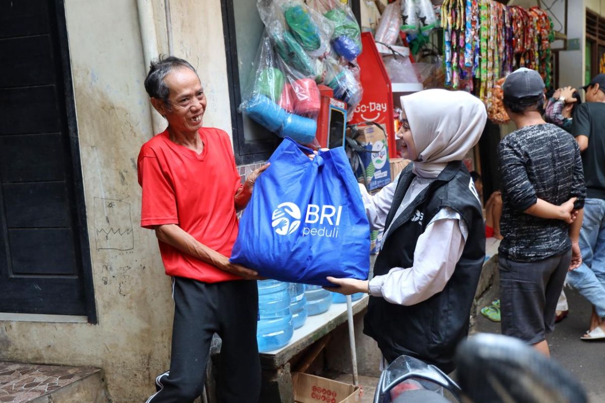 BRI Care Distributes 279,000 Food Packages and Provides Allowances for Thousands of Indonesian Children