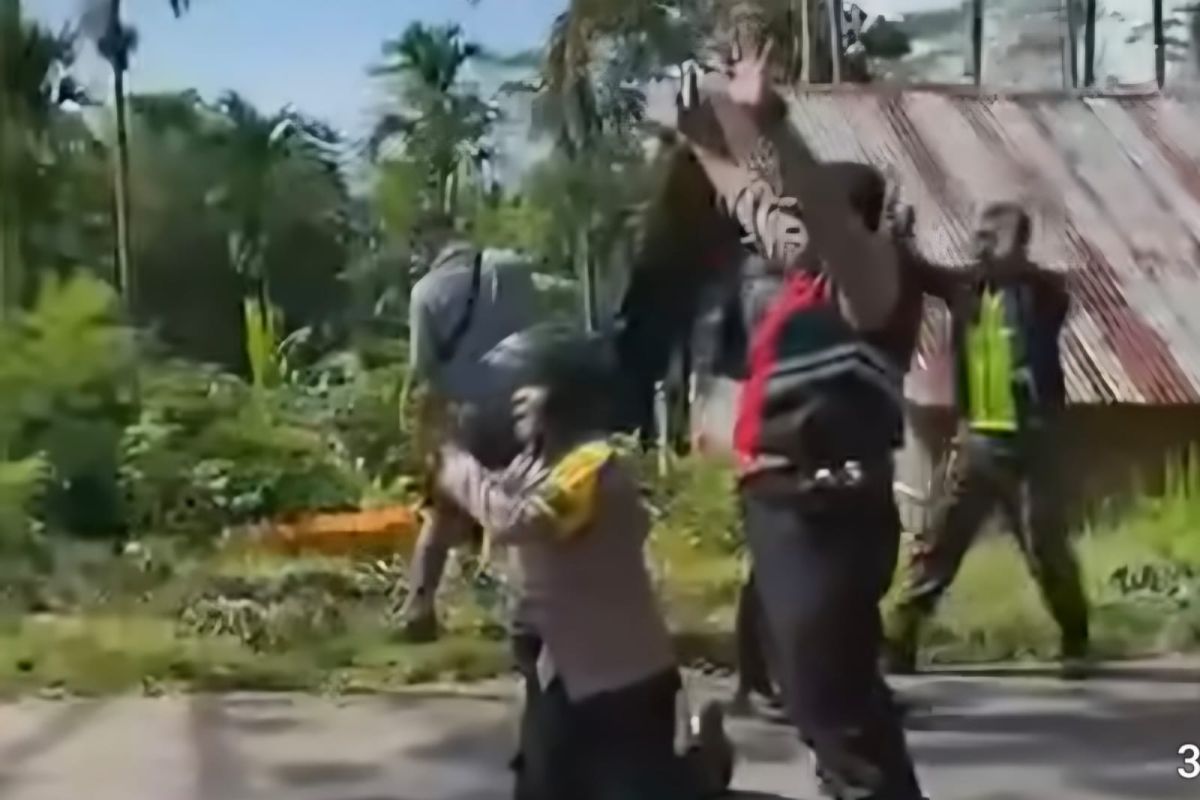 Police Officer Kneels and Pleads with Warring Communities in East Nusa Tenggara