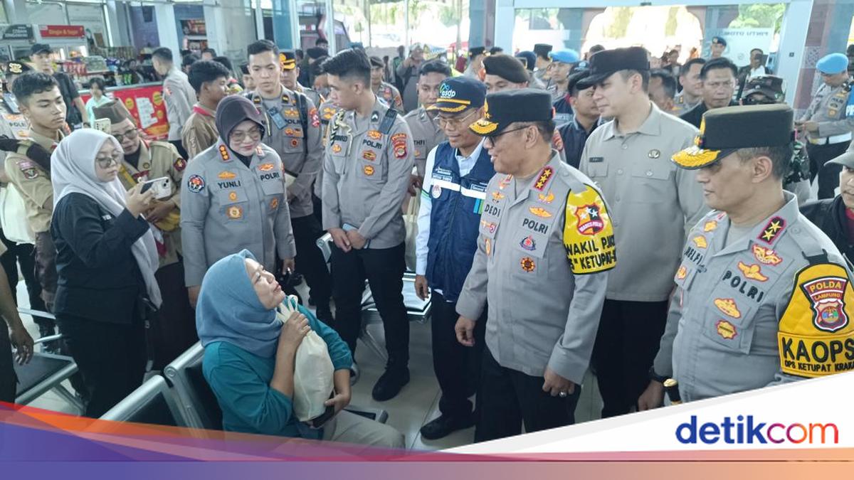 Deputy National Police Chief Meets Mudik Travellers at Bakauheni Port, Ensures Smooth Holiday Journey