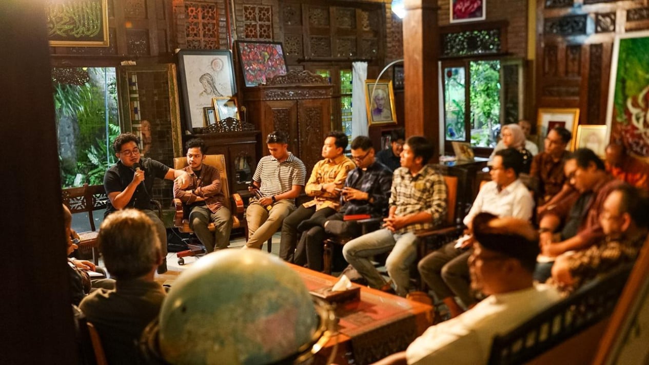 Cross-Generational Evening Discussion: Optimism Remains on Constitutional Street