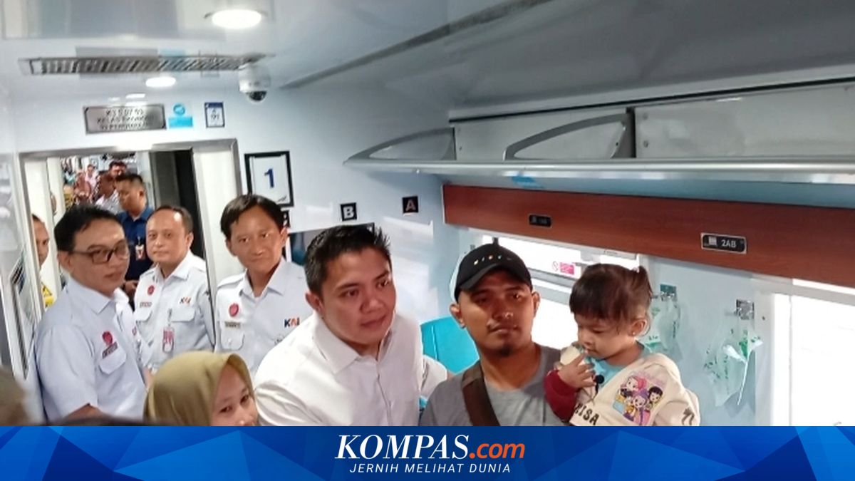 Cabinet Secretary Teddy Inspects Holiday Travel Flow at Senen Station, Greets Travellers and Checks People's Train