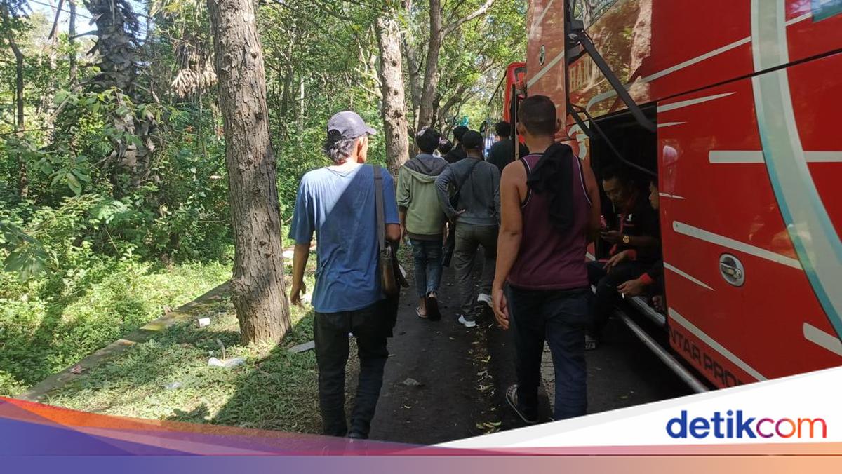 Returning Travellers Walk for Hours Through Forests to Reach Gilimanuk Port