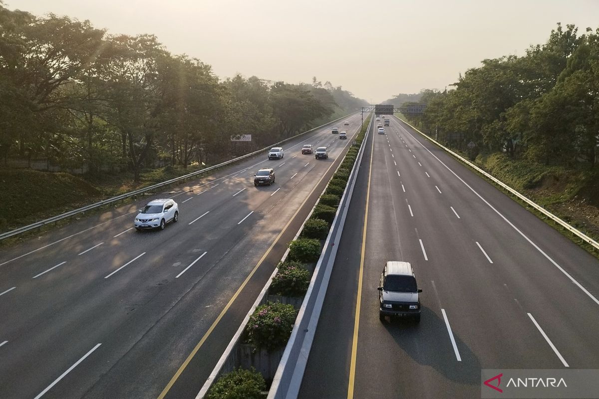 Mudik travellers begin using all toll roads toward Central Java on first day of one-way scheme