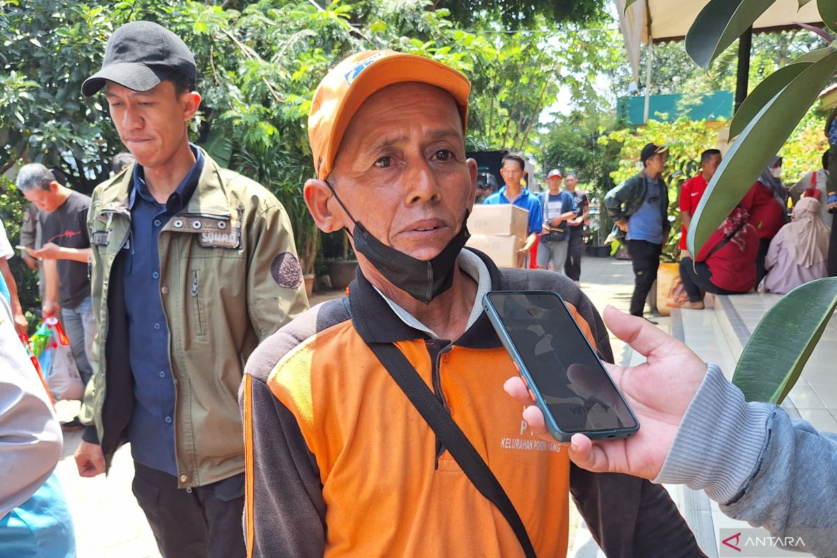 Affordable Food Aid Helps Jakarta Street Service Workers Unable to Return Home for Eid