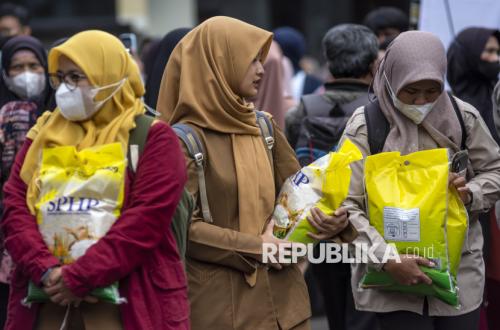 South Jakarta Government Distributes 3,000 Affordable Foodstuff Packages, PPSU Officers Express Gratitude