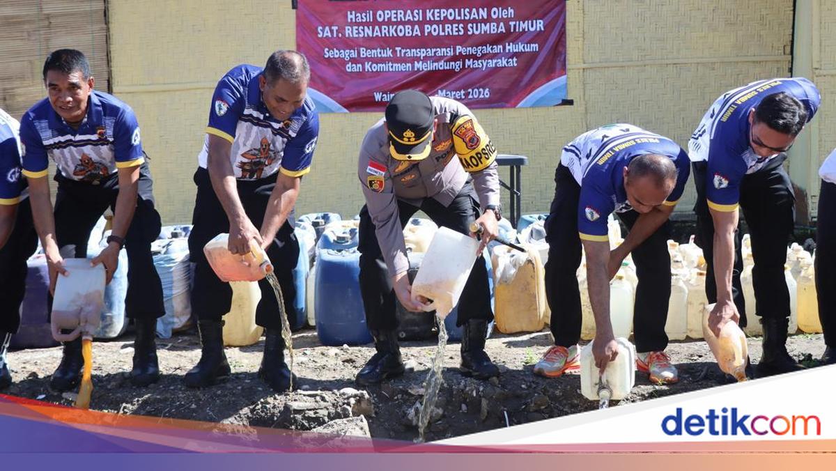 East Sumba Police Destroy 2,270 Litres of Alcohol Ahead of Eid