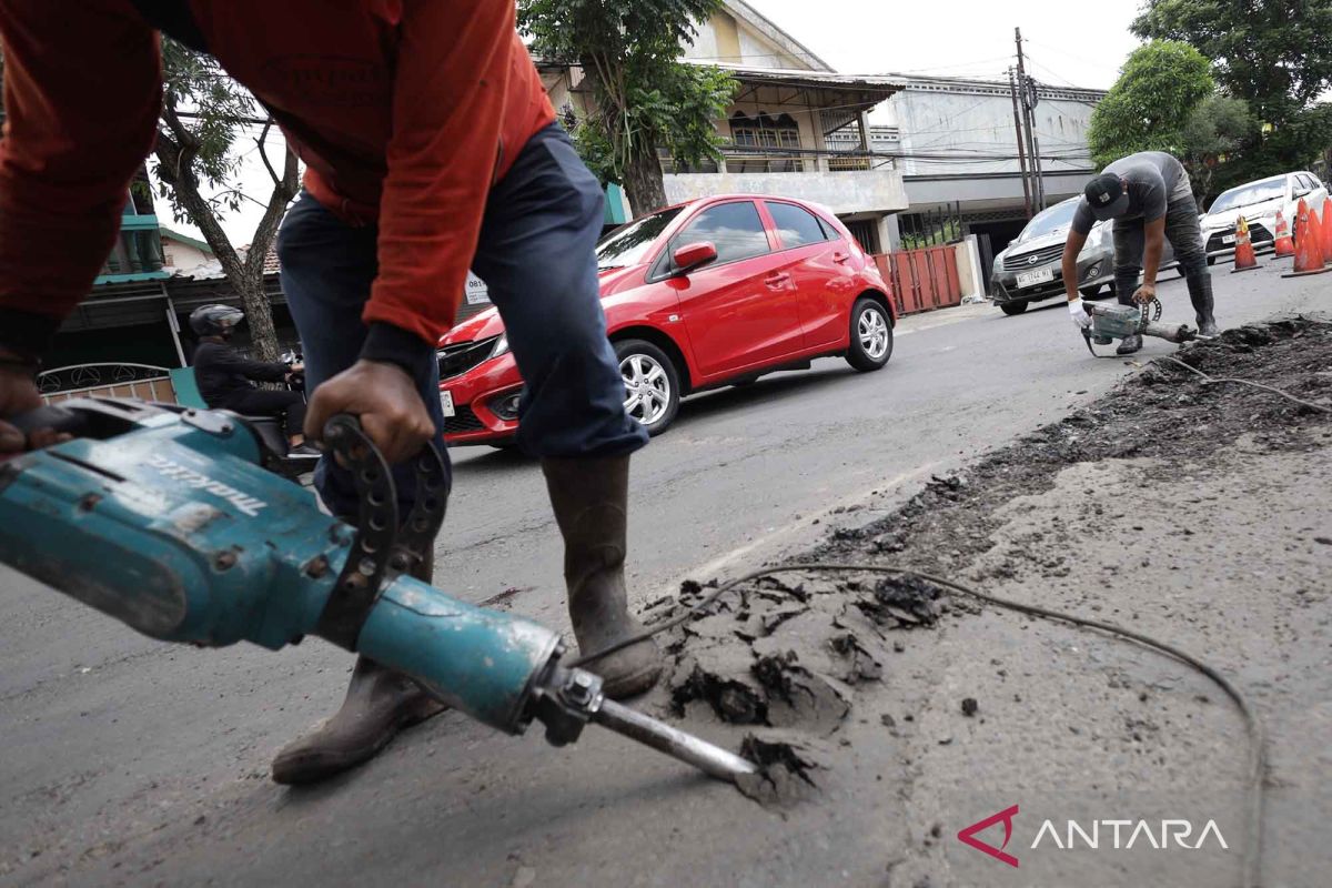 East Java Provincial Government distributes 7,000 drums of asphalt for road repairs ahead of Eid